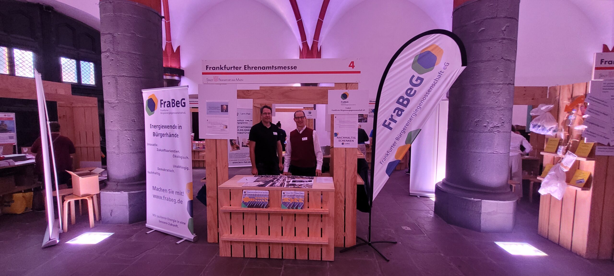 Zwei Männer am Stand der FraBeG bei der Ehrenamtsmesse im Römer.